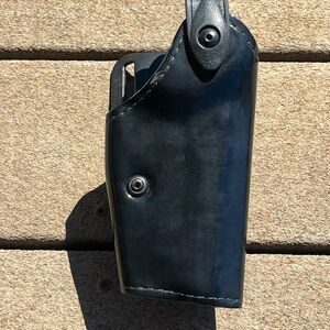 SAFARILAND HIGH GLOSS HOLSTER. RIGHT HAND 6280-77 SIG P220-P226